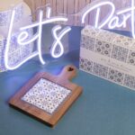 Tagliere acacia fiori blu - Bomboniere Claraluna 2024