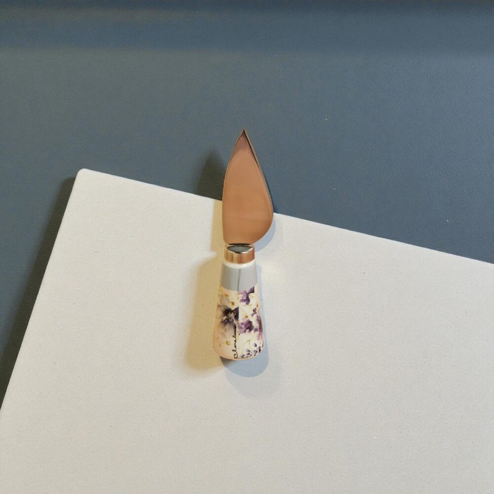 Coltellino con decorazioni floreale