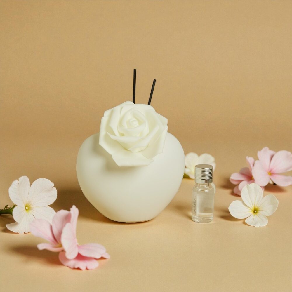 Profumatore forma cuore con fiore bianco - Bomboniere Claraluna