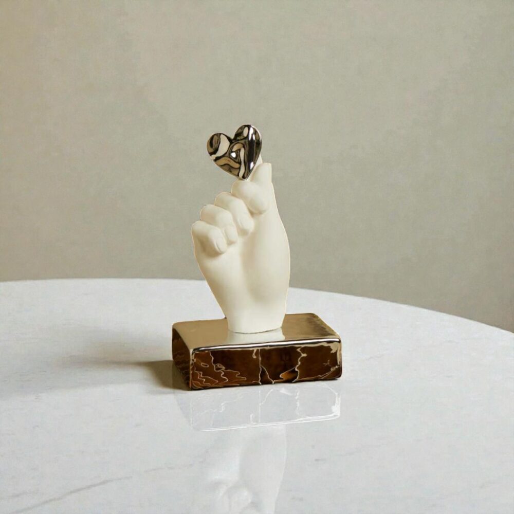 Oltre a essere un ricordo speciale, la mano gesso è perfetta come elemento decorativo. Può essere esposta su mensole, tavolini o vetrinette, diventando un simbolo visibile di affetto e protezione. La sua semplicità e il suo design raffinato la rendono adatta a qualsiasi stile di arredamento, dal classico al moderno.