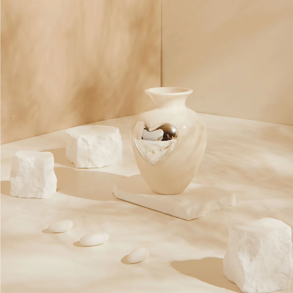 Vaso in ceramica bianca con cuore argento piccolo – Bomboniera Claraluna Collezione 2027 - immagine 2