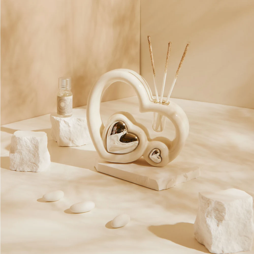 Cuore profumatore in ceramica bianca con cuore argento – Bomboniera Claraluna Collezione 2027 - immagine 2