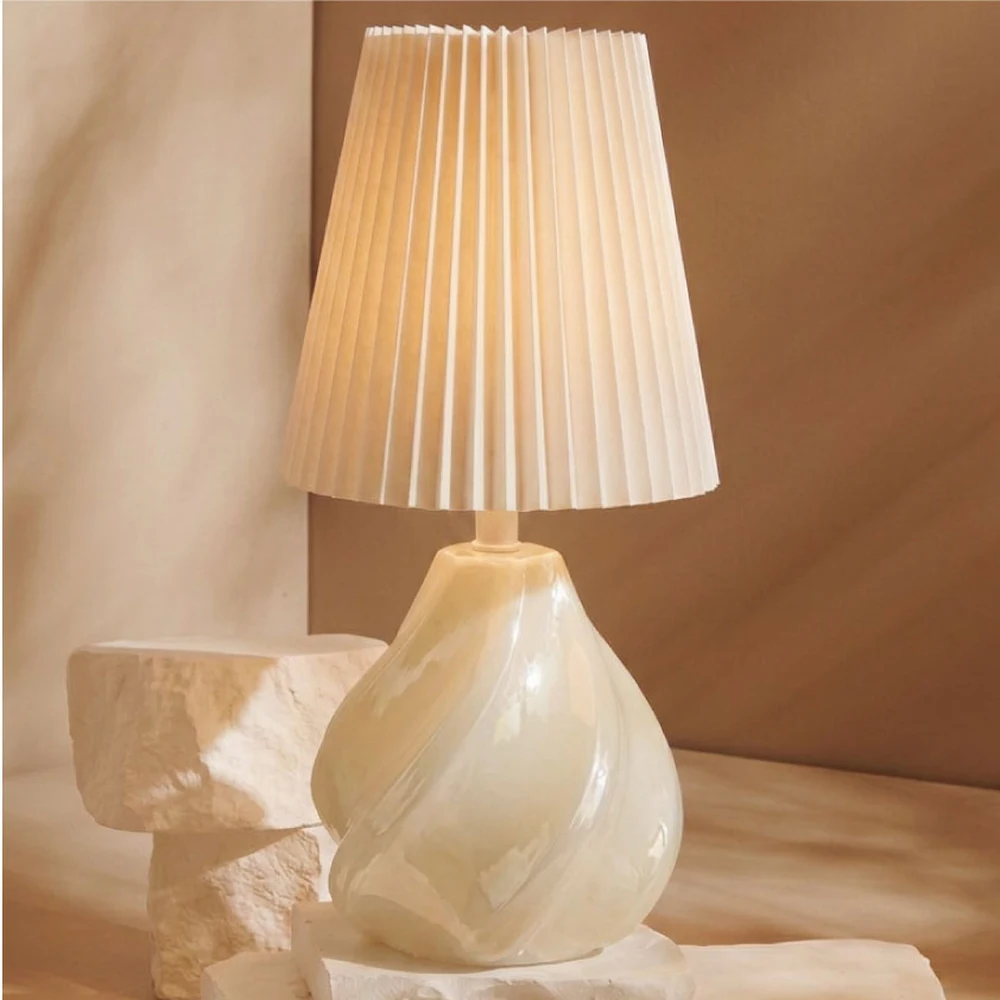 Lampada led in ceramica avorio con paralume plissettato – Bomboniera Claraluna Collezione 2027 - immagine 2