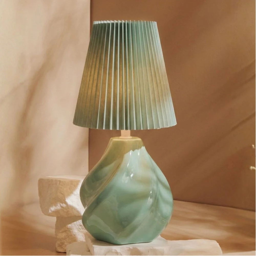 Lampada in ceramica verde salvia con paralume plissettato – Bomboniera Claraluna Collezione 2027 - immagine 2
