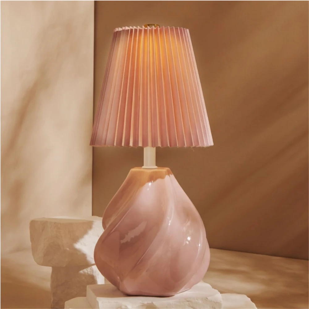 Lampada in ceramica rosa con paralume plissettato – Bomboniera Claraluna Collezione 2027 - immagine 2