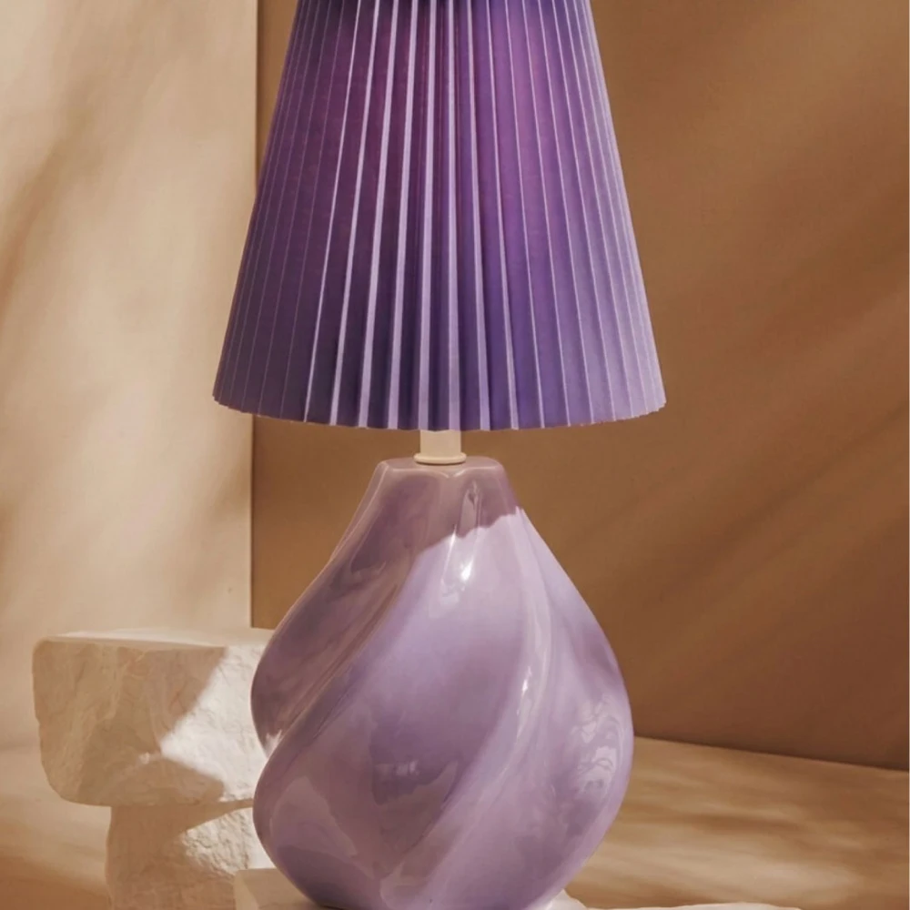 Lampada in ceramica lilla con paralume plissettato – Bomboniera Claraluna Collezione 2027 - immagine 2