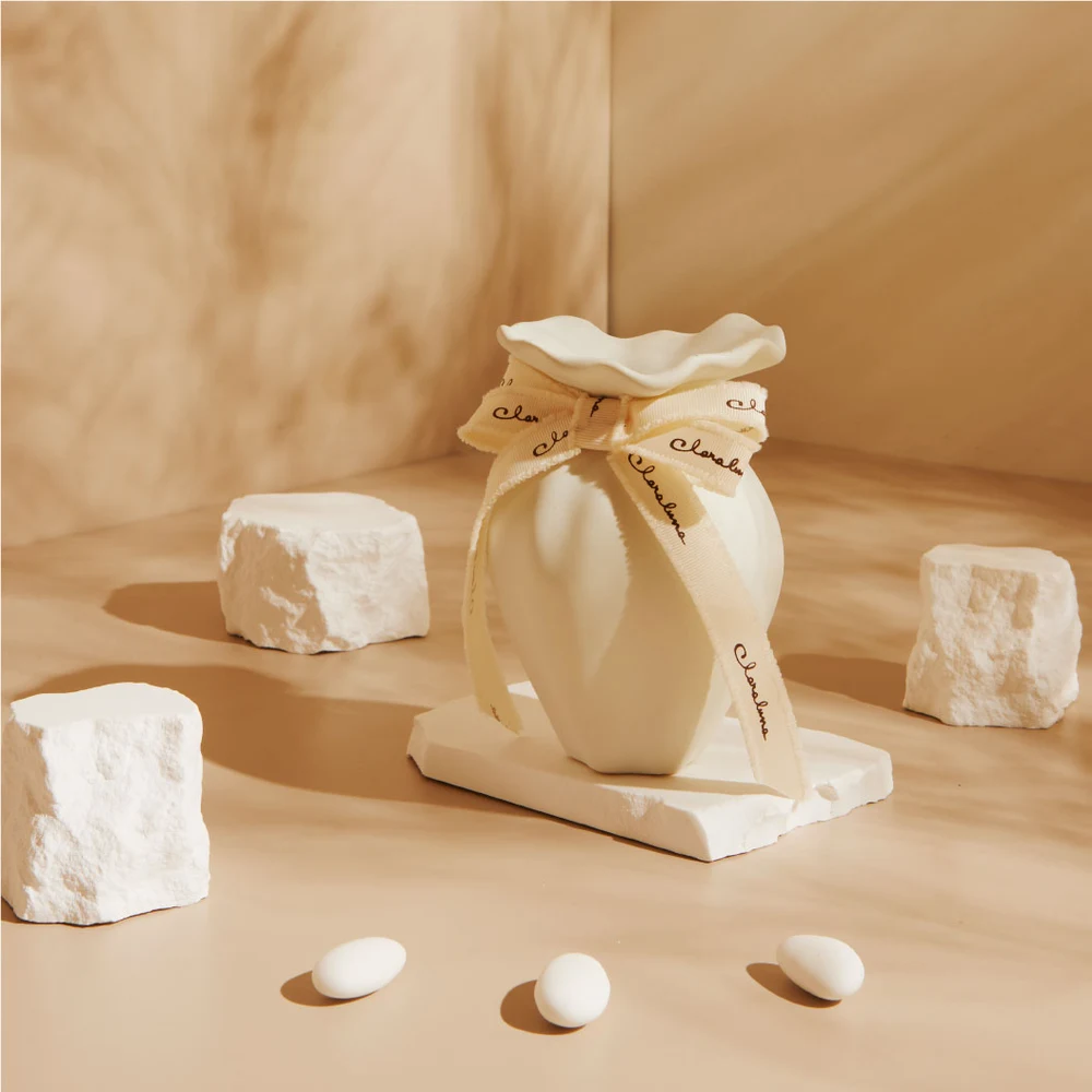 Sacchetto in ceramica bianca con nastro piccolo – Bomboniera Claraluna Collezione 2027 - immagine 2